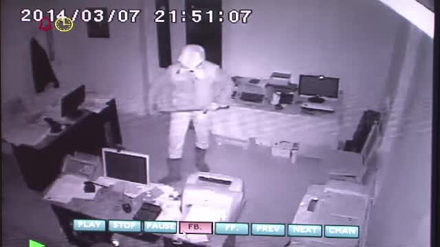 Baut bine, nea Radu si-a pus o fata de perna pe cap si s-a dus sa sparga sediul primariei. Ce a urmat e comedie pura