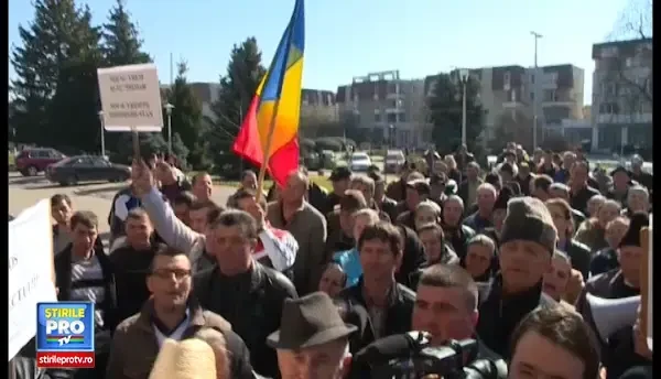 Peste o suta de localnici din Sapanta au protestat in fata prefecturii Maramures