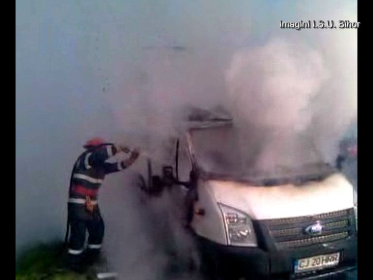 VIDEO. Autoutilitara in flacari pe un bulevard din Oradea. Masina care transporta deseuri din carton s-a facut scrum