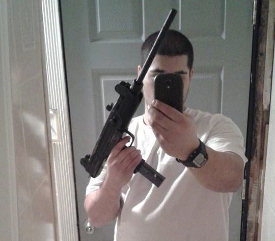 A aparut pe Facebook in hainele cu care jefuia banci, cu o arma in mana