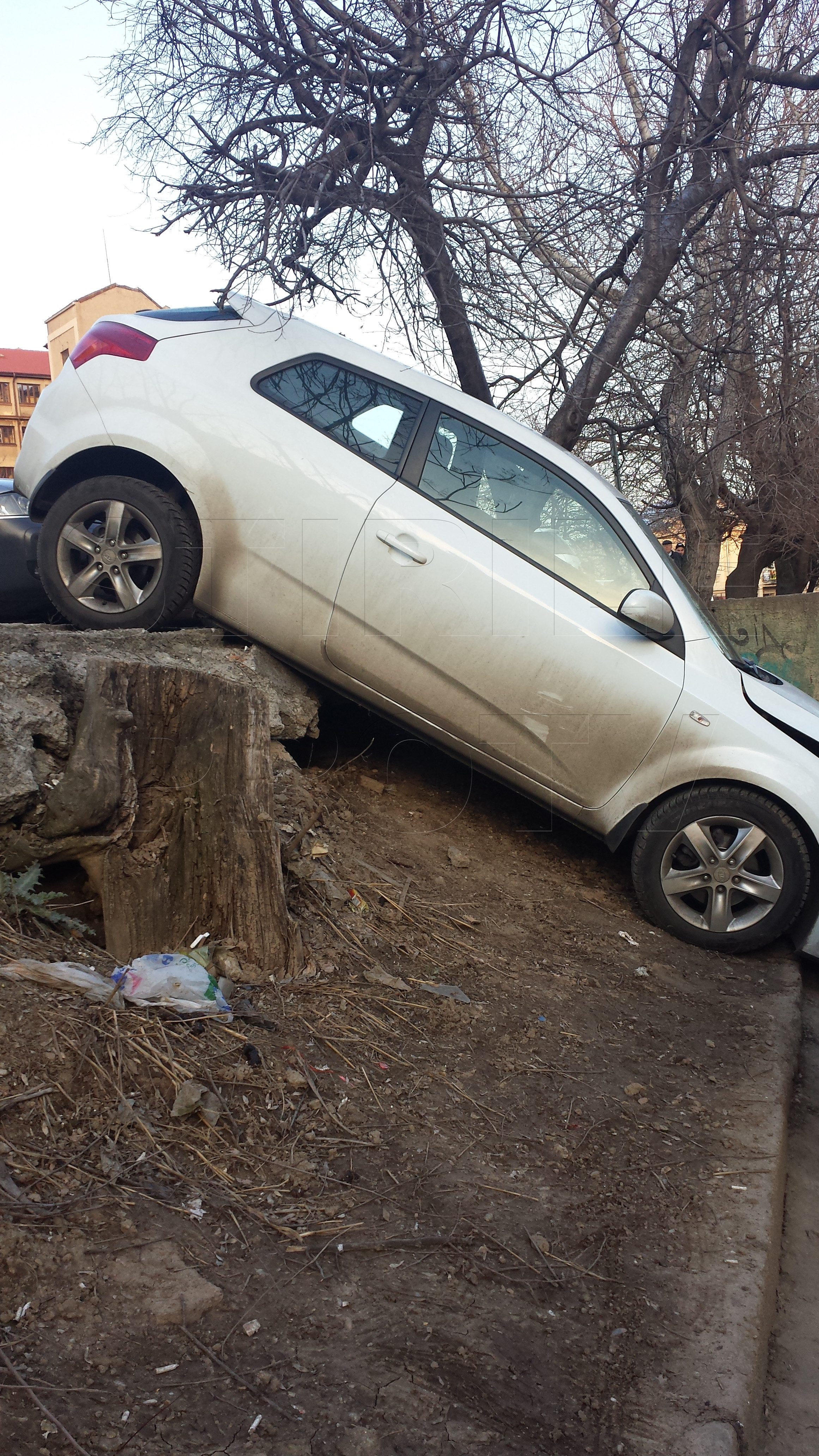 "Iata ce se intampla cand uiti sa tragi frana de mana". Imagini surprinse in Capitala