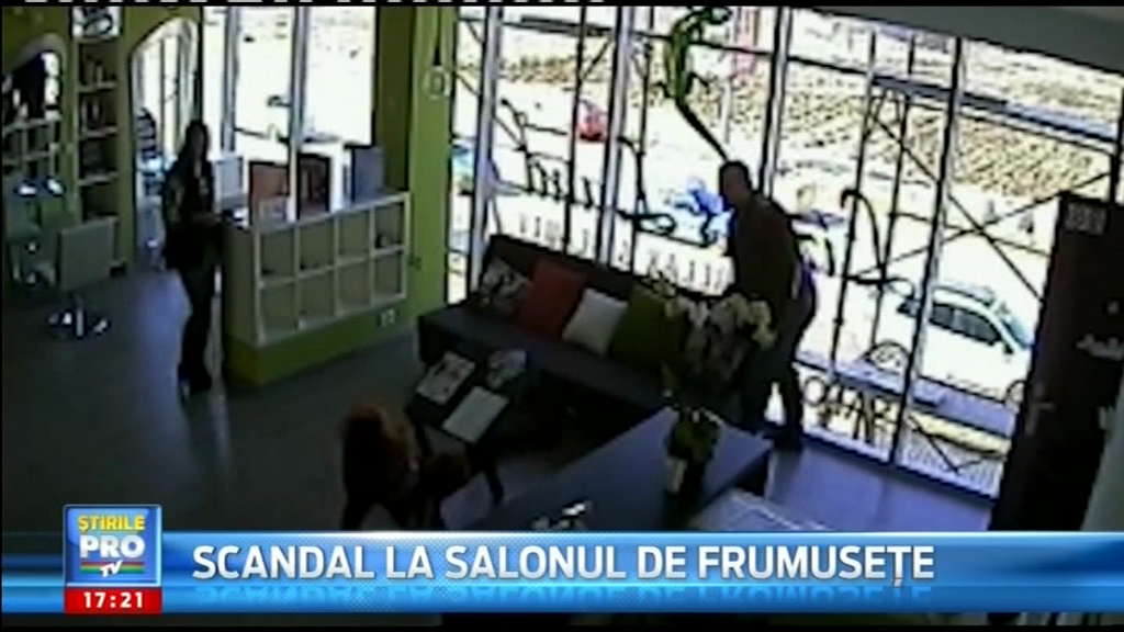 VIDEO. Momentul in care un barbat o loveste pe patroana unui salon de infrumusetare. Motivul este incredibil