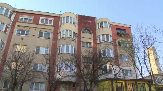 Un baietel de 4 ani s-a prabusit in gol trei etaje. Copilul a iesit pe geam sa isi strige mama plecata la serviciu