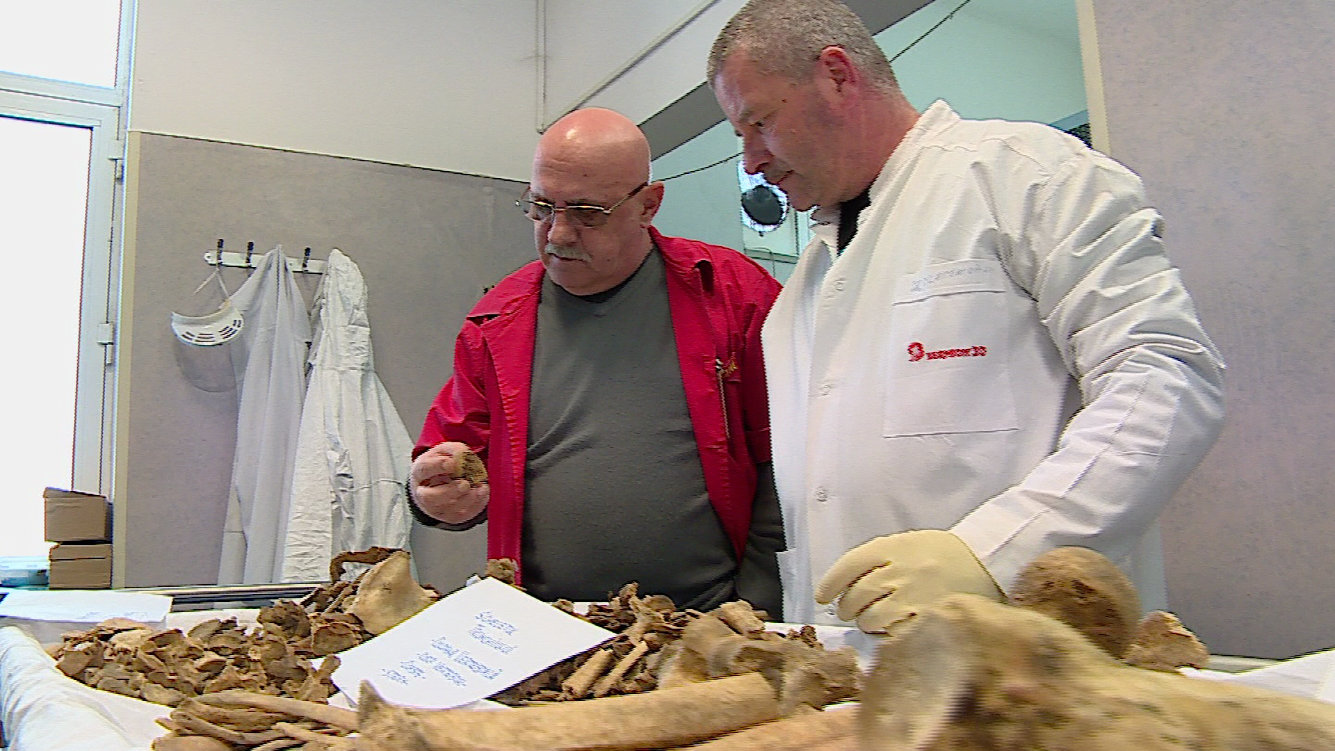 Medicii legisti au terminat expertiza in cazul oaselor descoperite in fata Muzeului din Deva. Care sunt concluziile