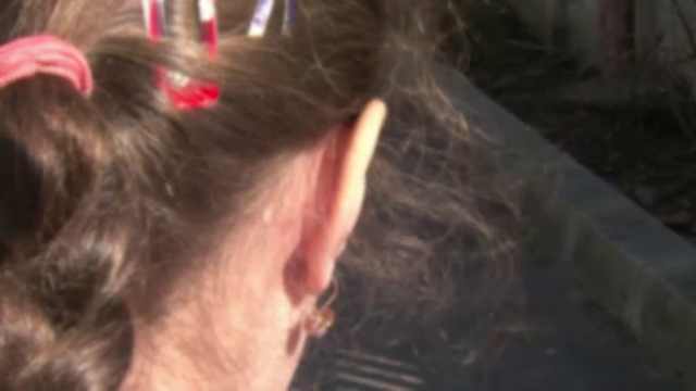 Eleva de clasa a III-a, pedepsita crunt de invatator pentru ca nu a stiut lectia. Scuza dascalului: "Am fost nervos"