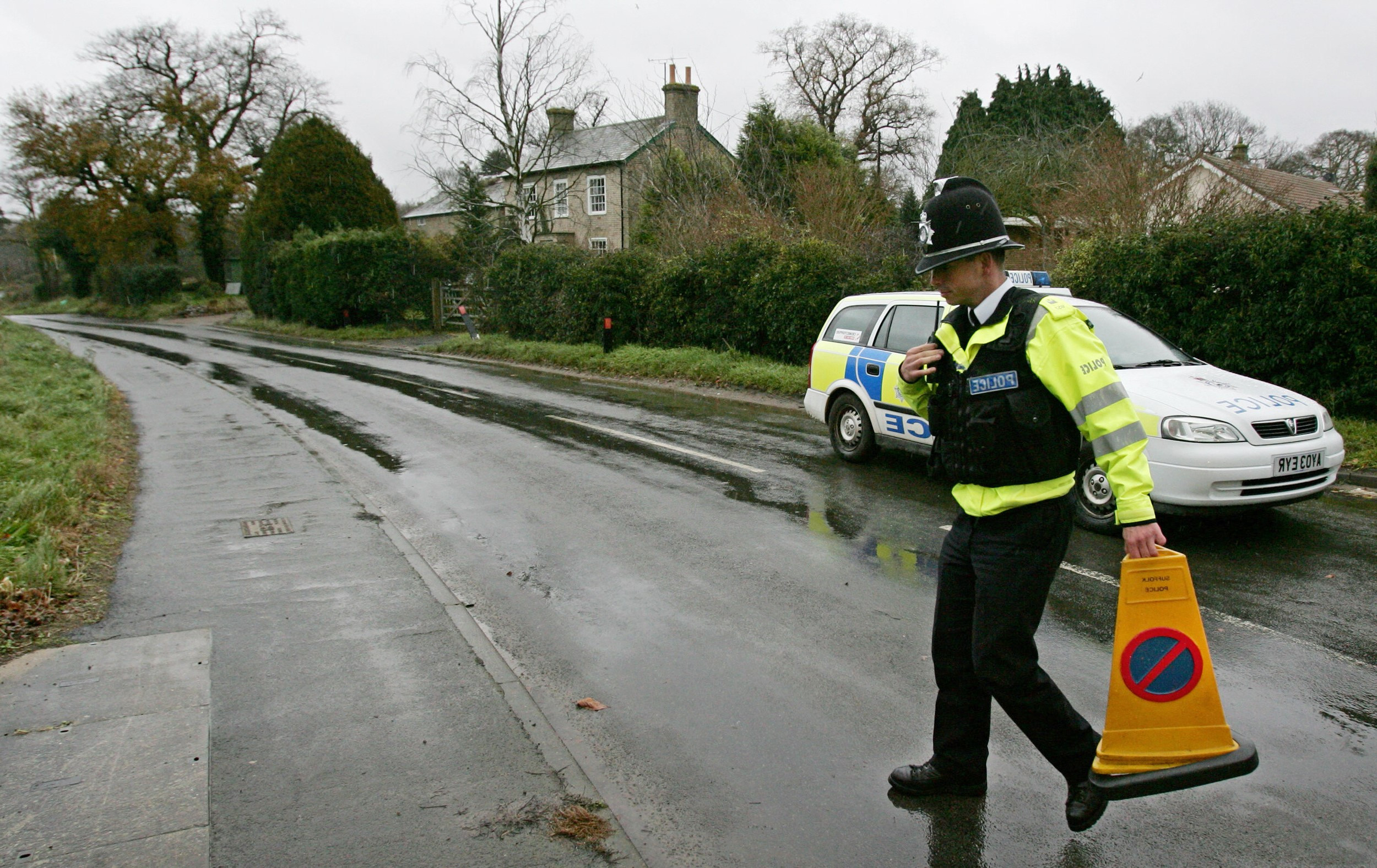 Politistii au oprit traficul si au inceput sa-i caute "barbatia". Cum a fost gasit un britanic pe marginea autostrazii