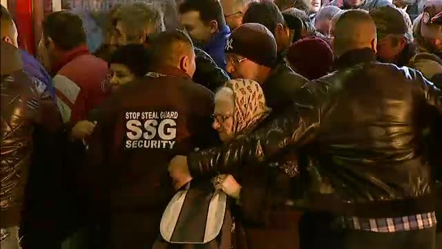 Dovada ca romanii se bat pe orice, reduceri sa fie. Cozi enorme si busculade pentru bormasini si coase electrice la pret mic