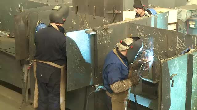 Salariile de 2700 de lei nu-i conving pe tineri sa fie sudori. Visele la slujbe in strainatate ii lasa pe multi someri