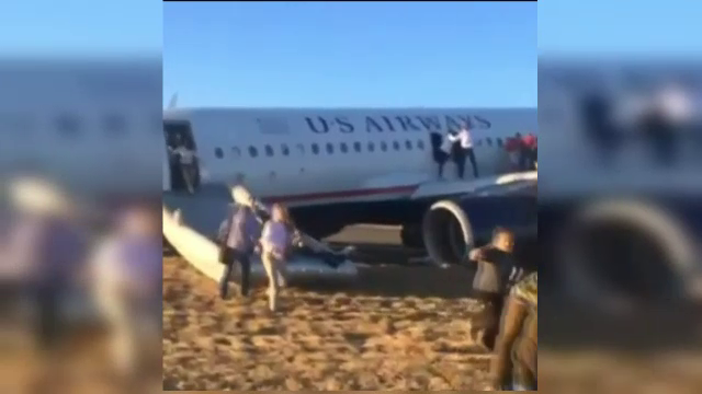 Momente de panica pentru pasagerii unui avion din SUA. Unul dintre pneuri a explodat la decolare