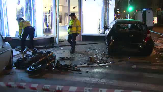 Accident spectaculos in Capitala. O tanara a "plonjat" cu motocicleta in vitrina unui magazin de pe Calea Victoriei