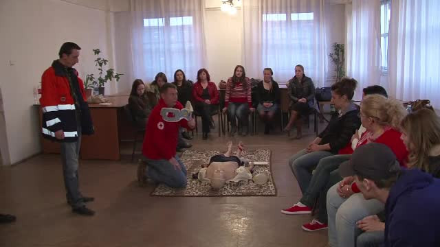 Statul trateaza criza din sistemul sanitar cu voluntari. Singura recompensa a tinerilor este satisfactia sufleteasca