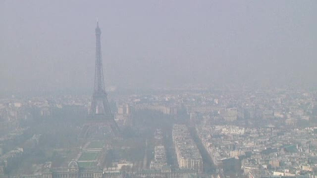 Smogul a pus stapanire si pe Paris. Simbolul orasului, Turnul Eiffel, abia mai poate fi zarit