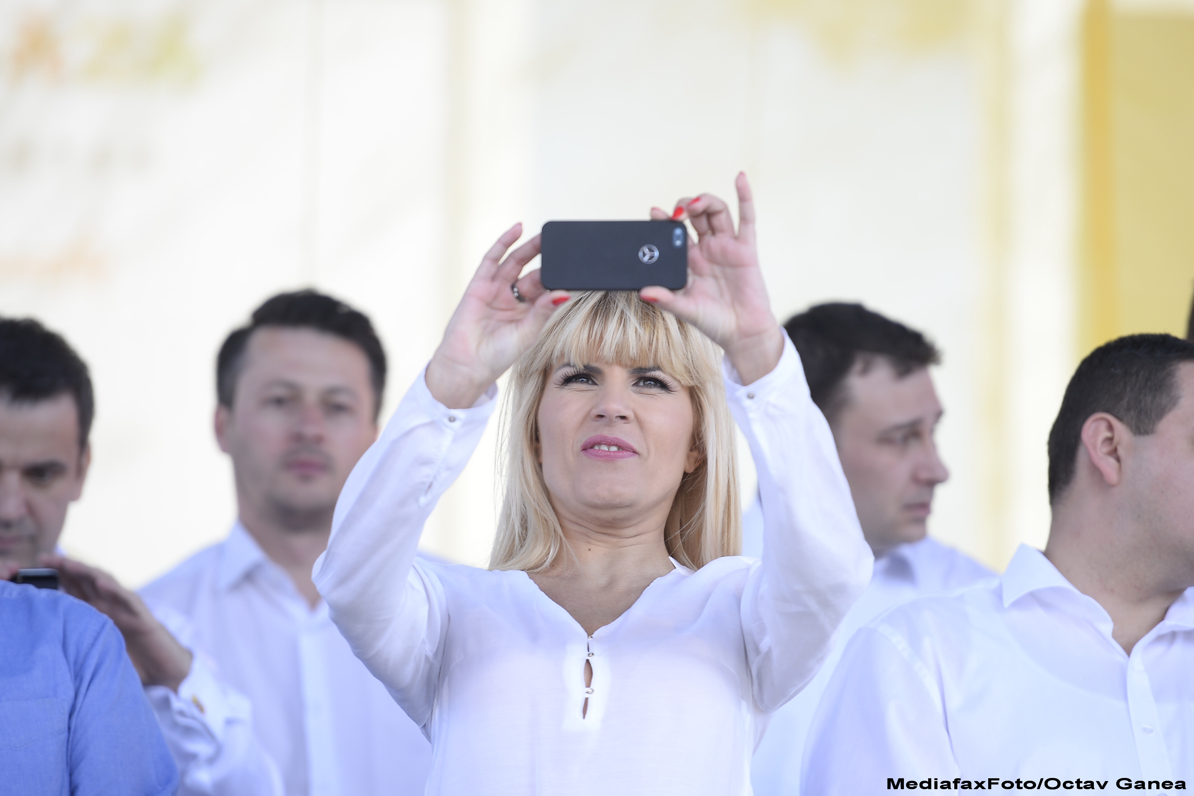 Peste 8.000 de oameni participa la un miting, in Bucuresti, impotriva accizei la carburanti