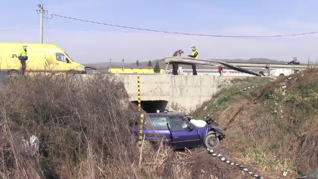 A murit la doar 23 de ani, dupa ce masina a cazut intr-un sant. Tanarul facuse autostopul