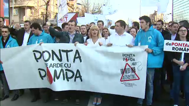 Elena Udrea si 8.000 de membrii si simpatizanti PMP i-au cerut demisia lui Victor Ponta. Petitia depusa sambata la Guvern