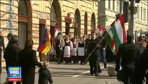 Maghiarii defileaza in costume populare, in Transilvania. Noua Dreapta marsaluieste impotriva extremismului maghiar