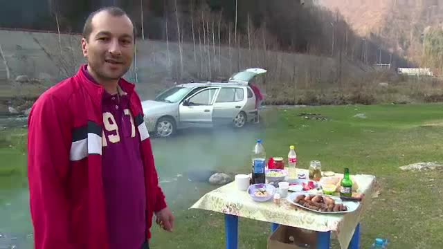 Romanii au profitat de vreme si s-au relaxat la munte. Pe Transfagarsan, turistii s-au bucurat de primul gratar din 2014