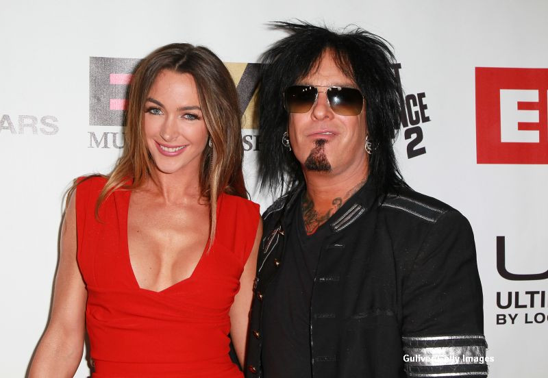 Nikki Sixx, basistul trupei Mötley Crüe, s-a casatorit cu modelul Courtney Bingham