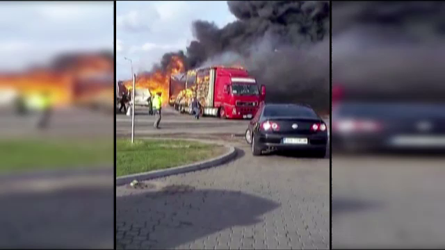IMAGINI AMATOR. Un TIR din Vama Bors a luat foc la cativa metri de doua benzinarii. Gestul disperat al soferului