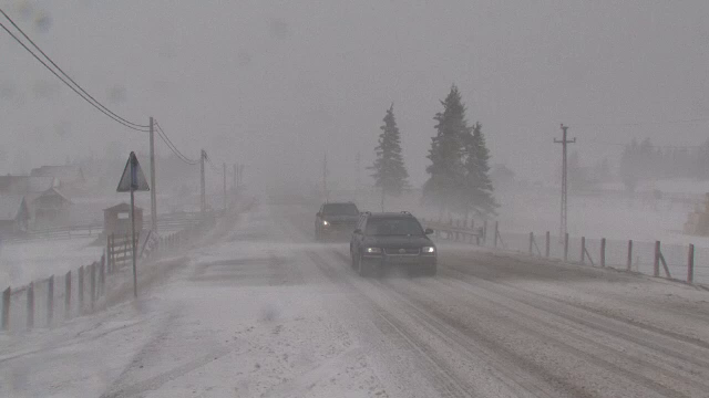 Valuri de 8 metri, drumuri de cosmar si zeci de localitati fara energie electrica. Iarna a revenit in forta in Romania