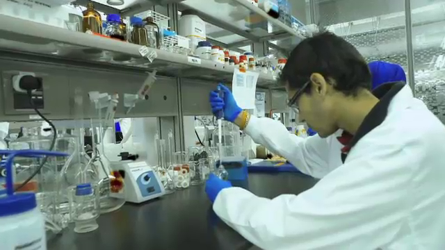 Cele mai mari universitati ale lumii vaneaza studentii romani. Taxele ajung pana la 50.000 de dolari pe an