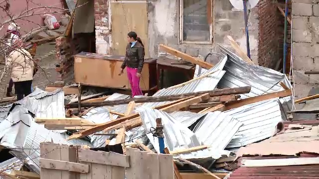 Un acoperis smuls de vantul puternic a ranit trei oameni in Timisoara