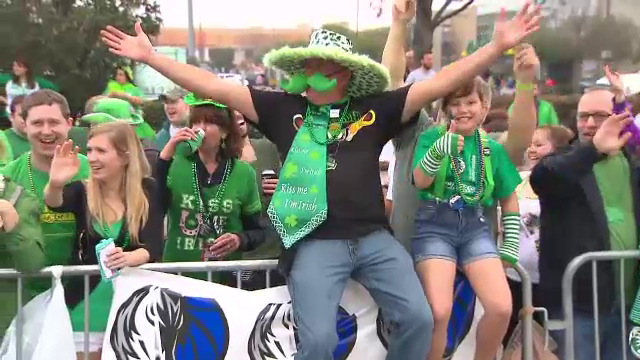 ZIUA SFANTULUI PATRICK. Ziua irlandezilor, sarbatorita din America si pana in Australia, cu parade si muzica de dans