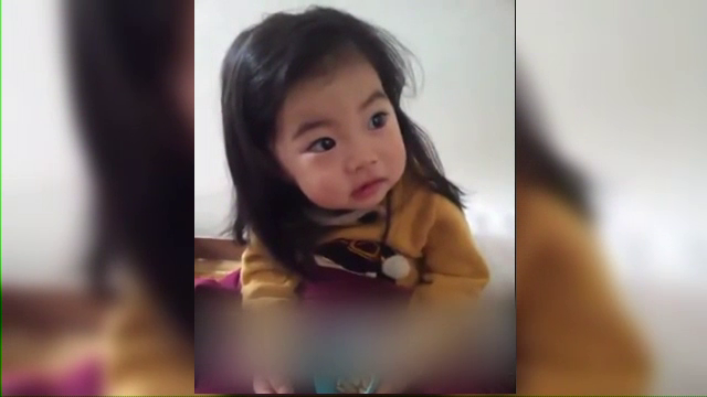 Fetita devenita, peste noapte, star pe internet. Lectia de viata primita de la mama urmarita de milioane de oameni