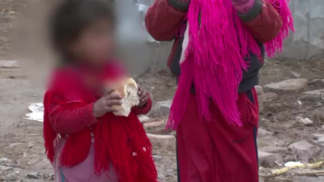 Pretul pentru care o familie de tigani din Vaslui si-a vandut fetita de 8 ani. Fata a fost apoi batuta si scoasa la cersit