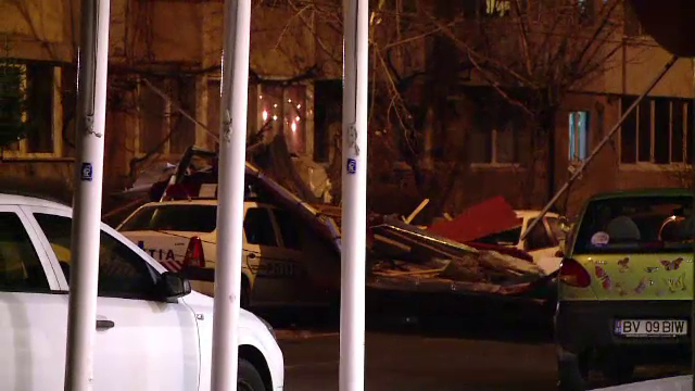Dupa furtuna de duminica seara, din Brasov, vantul puternic a facut ravagii si luni, in Bucuresti