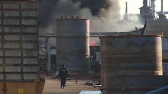 Incendiu puternic, langa o rafinarie din Pitesti. Doua cisterne cu bitum si motorina au luat foc