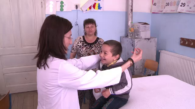 Asociatia OvidiuRo trimite fiecare copil la gradinita. 40 de voluntari au consultat, gratuit, copiii dintr-un sat sibian
