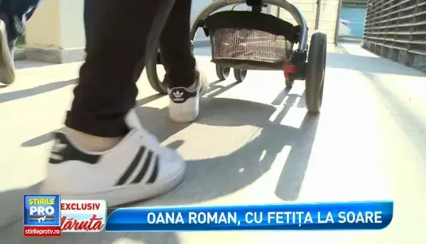 Oana Roman si-a scos fetita la plimbare. Cum se simte vedeta in rolul de mamica
