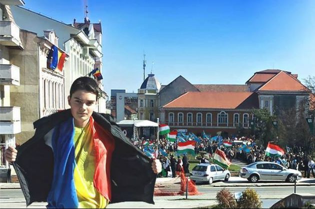 Baiatul cu tricolorul din Sfantu Gheorghe a depus plangere la politie. Amenintarile pe care le-a primit de la etnici maghiari