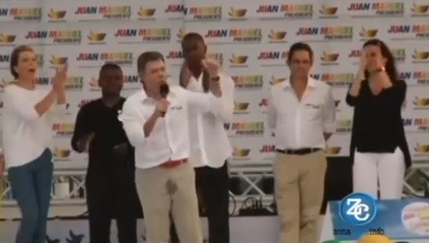 Momentul in care presedintele Columbiei urineaza pe el, in timpul unui discurs din campania electorala. VIDEO