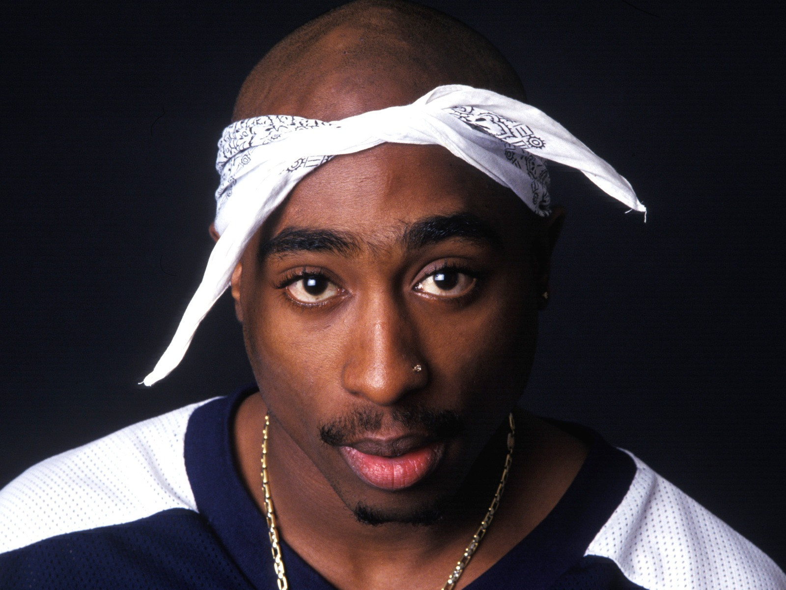 ”Tupac trăiește!”. Cine este cel care susține că are poze recente cu celebrul rapper