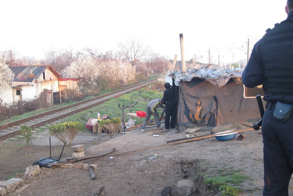 A inceput curatenia in zona Garii de Nord din Timisoara. Mai multe colibe improvizate au fost demolate