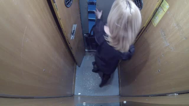 Femei "salvate" de talhari. Schema prin care hotii isi aleg victimele si le urmaresc pana la lift