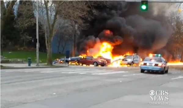 Un elicopter ce apartinea unui post de televiziune din Seattle s-a prabusit. Cel putin doua persoane au murit. VIDEO