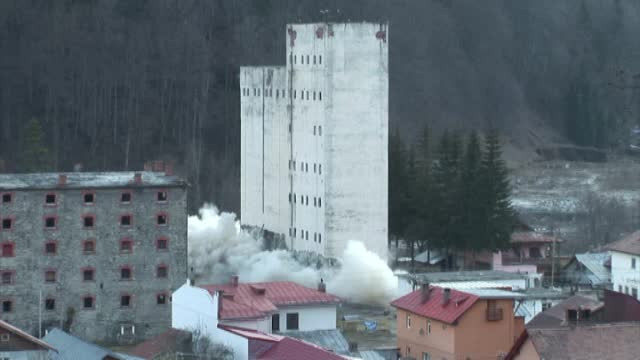 Scene ca-n filmele cu prosti la Azuga. O detonare esuata, oameni evacuati si o capsa care i-a pus pe multi cu burta la pamant