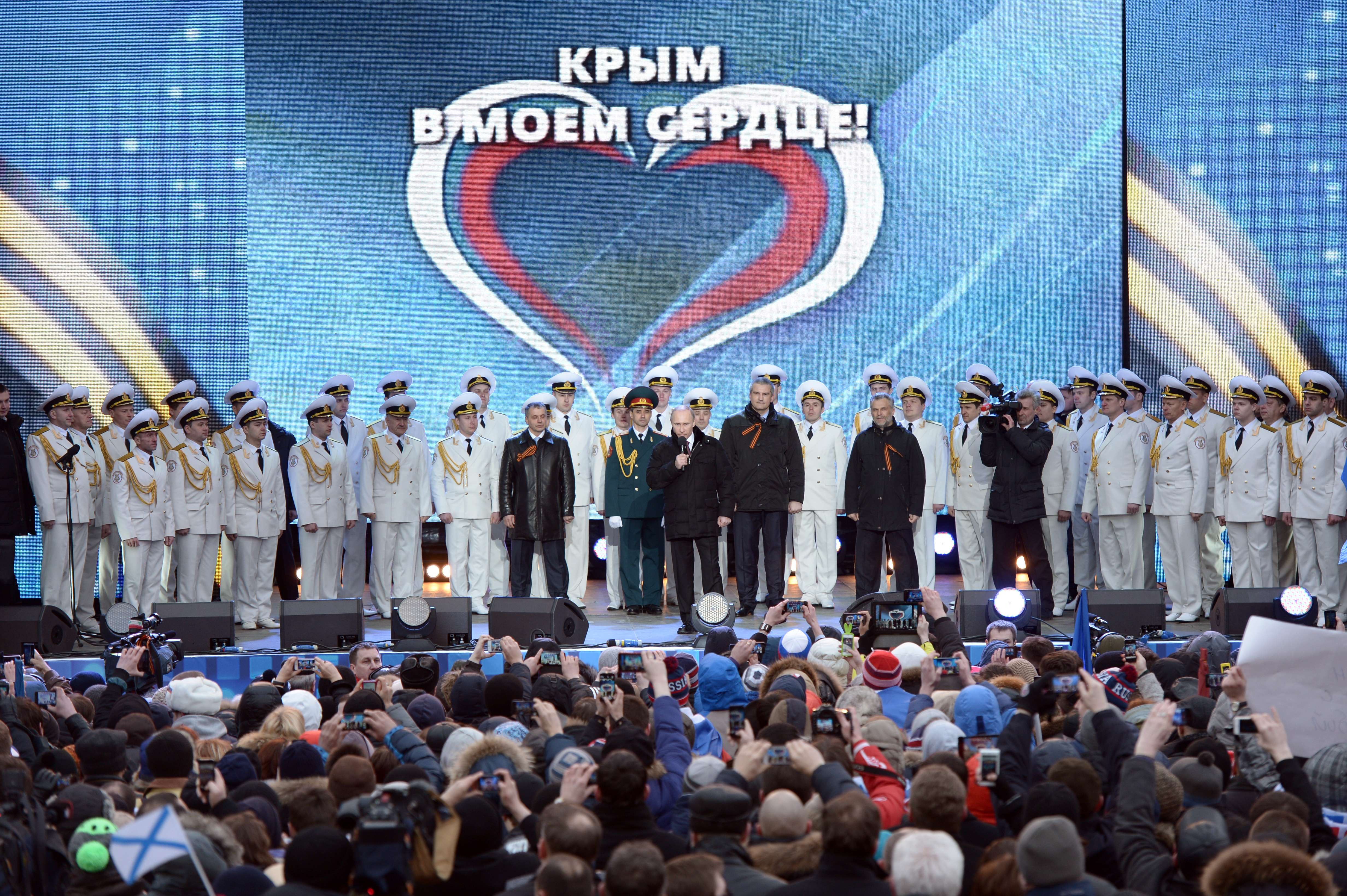 Vladimir Putin, adresandu-se sustinatorilor din Piata Rosie