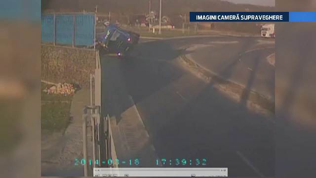 Accident FILMAT la iesirea de la A1. Un TIR incarcat s-a rasturnat intr-o curba si a daramat 40 de metri de parapet
