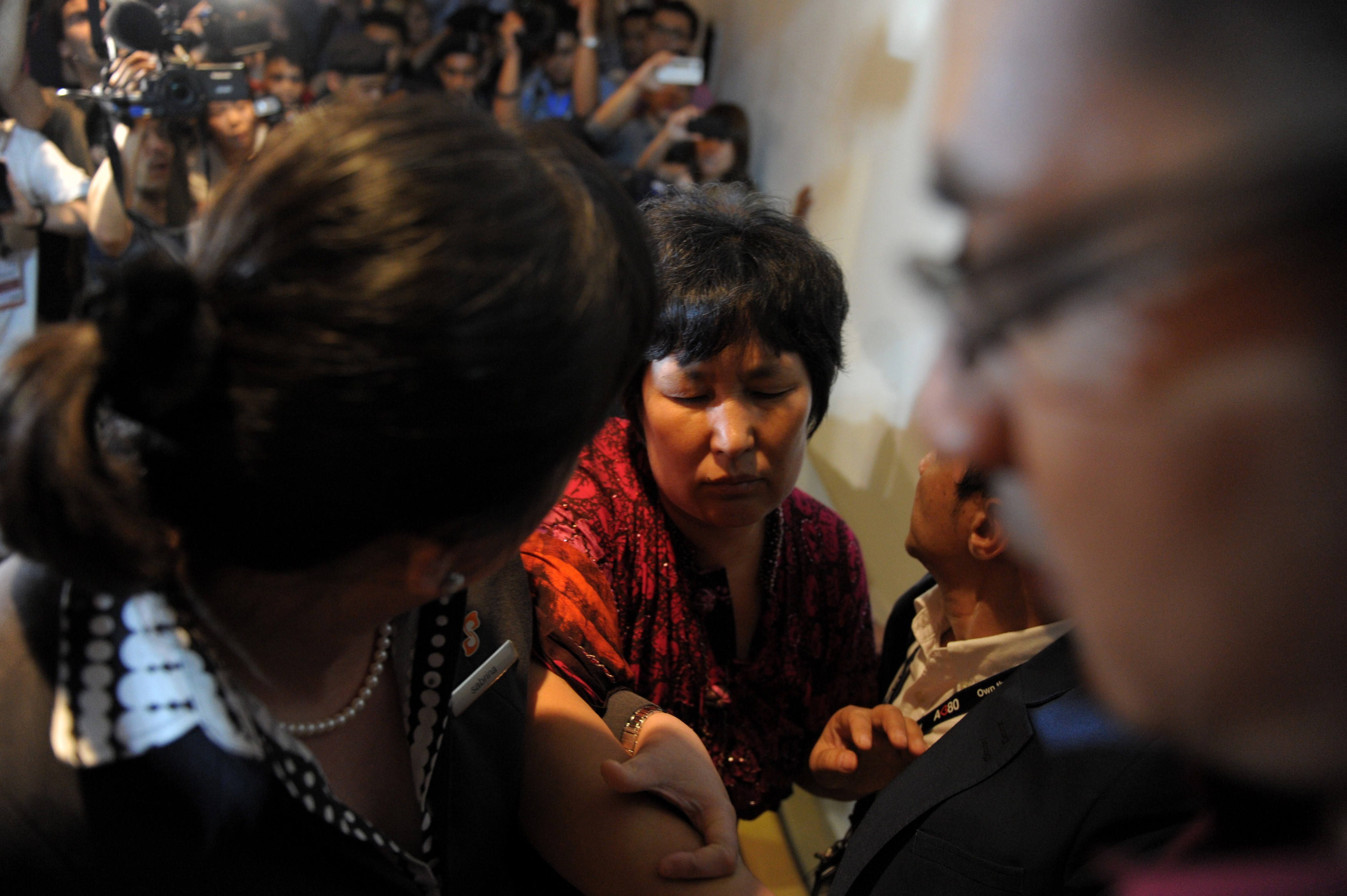 Imagini tulburatoare in Malaysia. Rudele pasagerilor din avionul disparut, scoase cu forta de la conferinta de presa. VIDEO