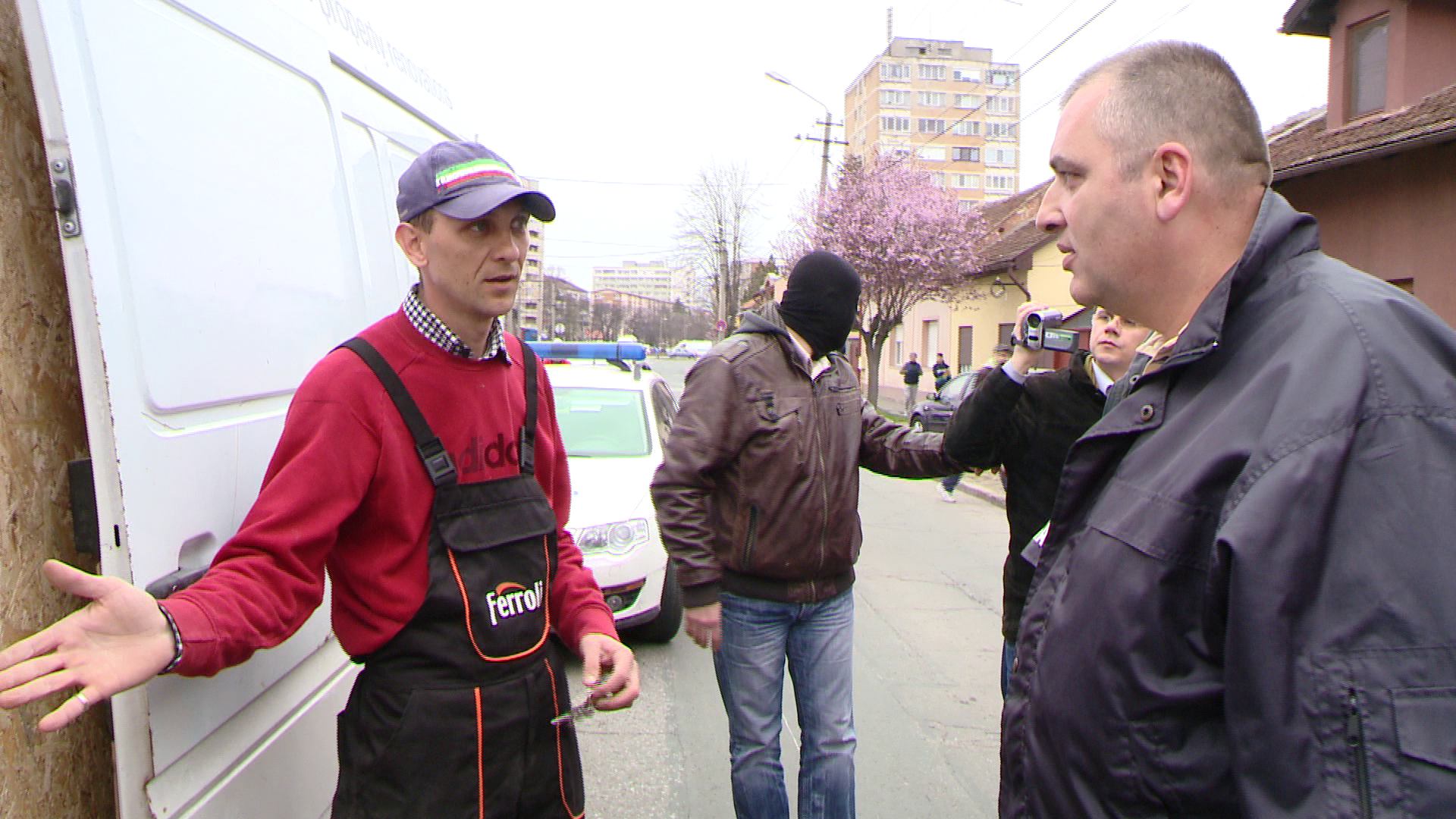 VIDEO! Microbuz blocat in trafic de politistii de frontiera, la Timisoara. Soferul ascundea 7 baxuri de tigari de contrabanda