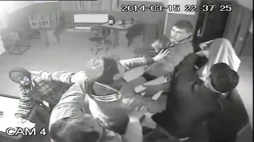 Omul cu drujba, "vedeta" unei incaierari ca-n filme intr-un bar din Suceava. Imaginile au fost surprinse de camere