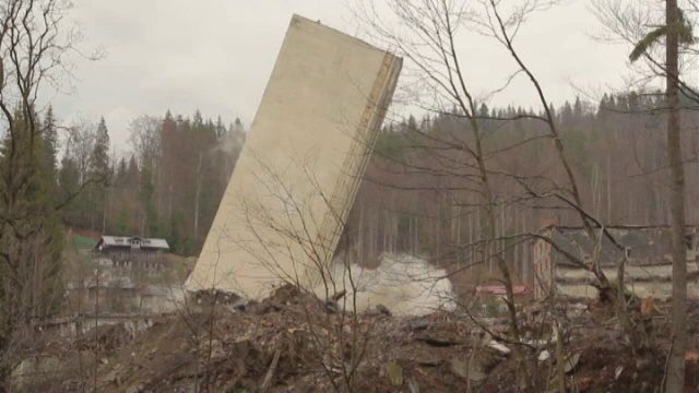 Cladirea fabricii de bere din Azuga, atat de "rezistenta" incat specialistii au avut nevoie de doua zile ca s-o demoleze