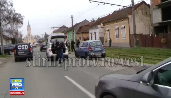 VIDEO! Microbuz blocat in trafic de politistii de frontiera, la Timisoara. Soferul ascundea 7 baxuri de tigari de contrabanda