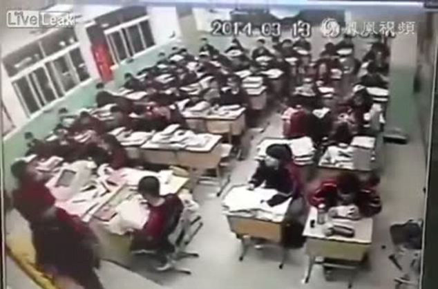Se intampla in China. Un elev a sarit de la fereastra clasei din cauza presiunii examenului de admitere la facultate. VIDEO