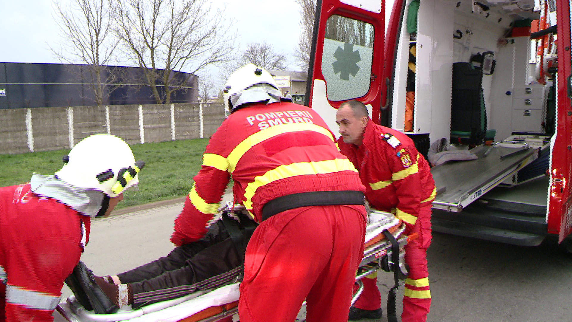 Doua persoane au ajuns la spital dupa ce masina in care se aflau a fost izbita de un alt autoturism