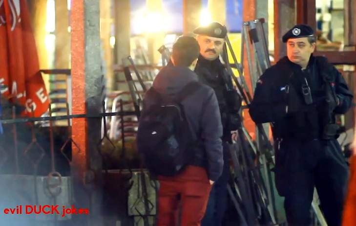 iLikeIT. Farse filmate in Bucuresti si postate online. Cum reactioneaza un om cand te uiti FIX si insistent in ochii lui